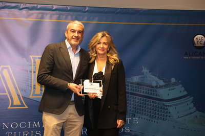 El presidente del CEEI Elche, José Javier García, recoge el premio
