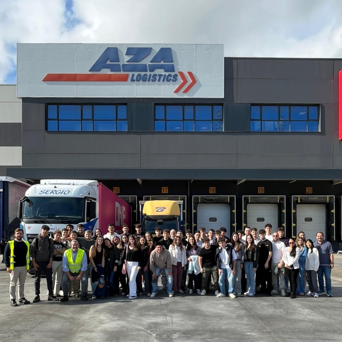 Alumnado de Logística se forma en el funcionamiento de un almacén de alto rendimiento