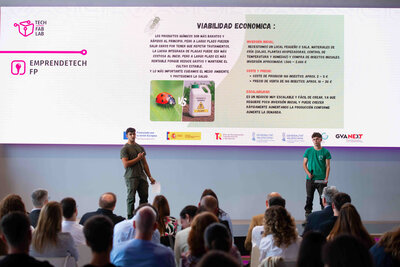 Adri�n Mart�n y Felipe Vel�zquez presentaron su proyecto, Entoagro