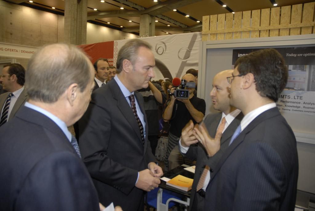 290 Albert Fabra visita stands de empresas en el DPECV2012