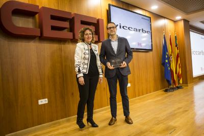 Daniel Benedito, CEO de Viccarbe, recoge el reconocimiento @25aosceei de Julia Company